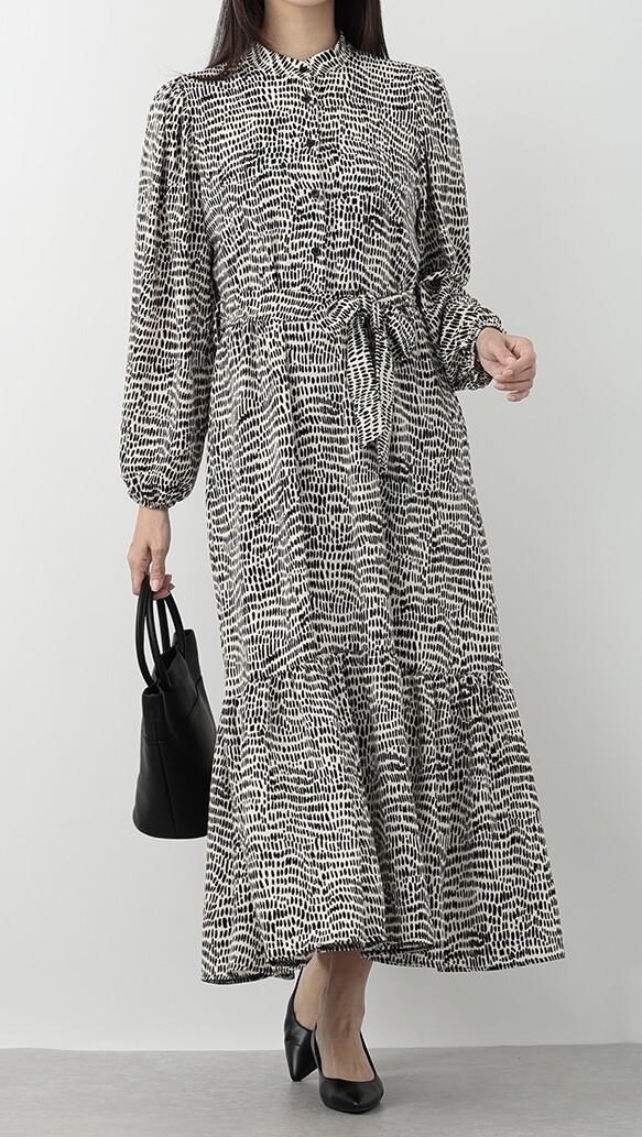 アートな柄が目を惹く、大人のためのロングワンピース