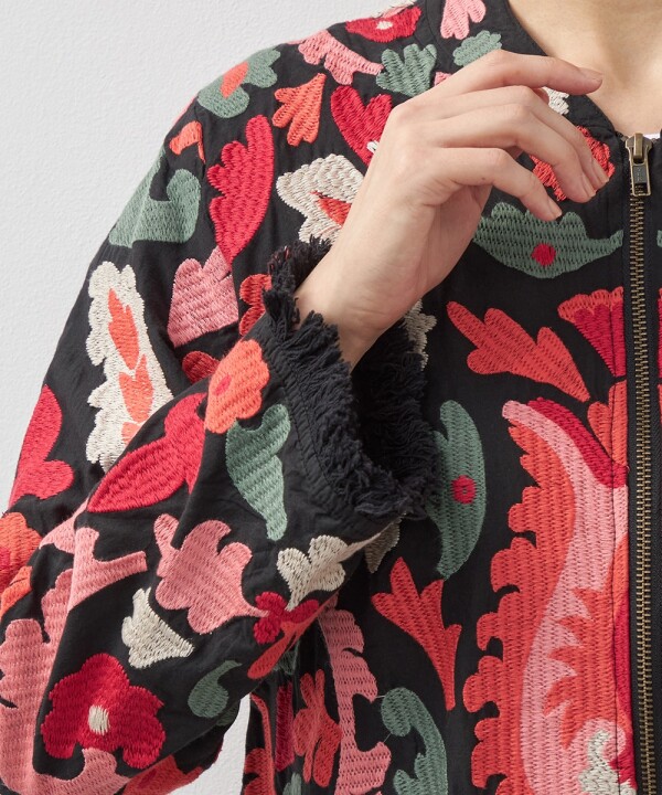 スペインのこだわりが詰まった、心躍る刺繍ジャケット