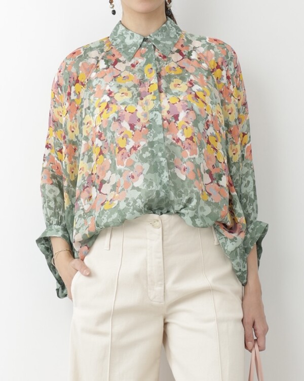 華やかなパネルフラワーブラウスです🌼