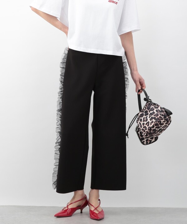 チュールフリルが目を惹くデザインパンツ