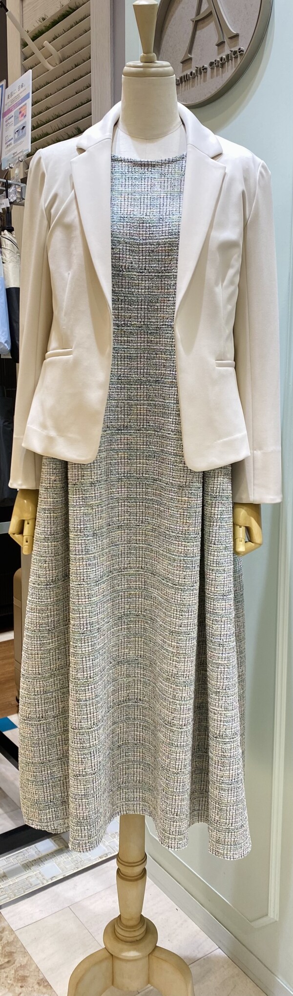 上品さと着心地を両立したツイードワンピース👗