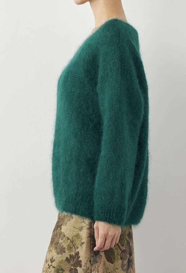 ふんわりとした表情が魅力のニットが入荷しました