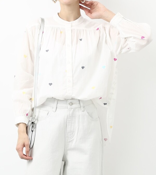 さりげない可愛さをプラス♡大人のハートブラウス