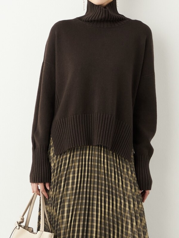 華やかピンクとこなれブラウンのニット