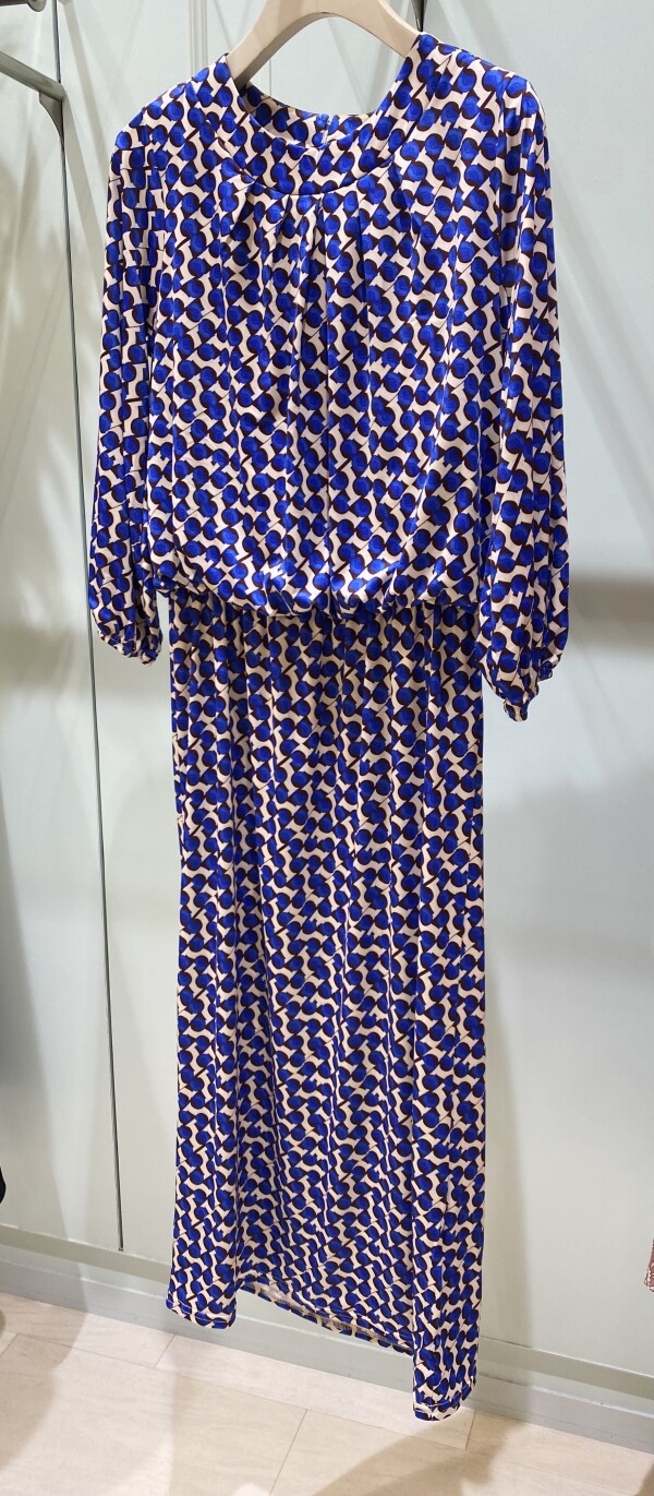 印象的なフランスブランドの柄ワンピース