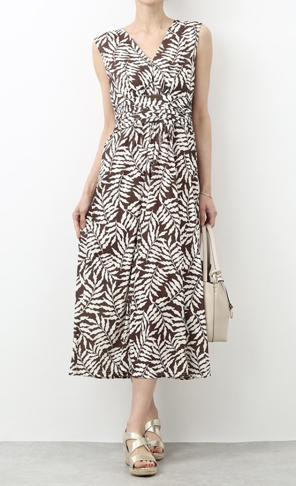 夏らしいリーフ柄が目を惹くワンピースが登場🌿