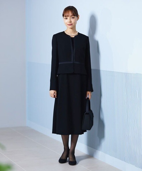 ゼクシー1月号掲載✨ノーカラーフレアワンピースとジヤケットのブラックフォーマル