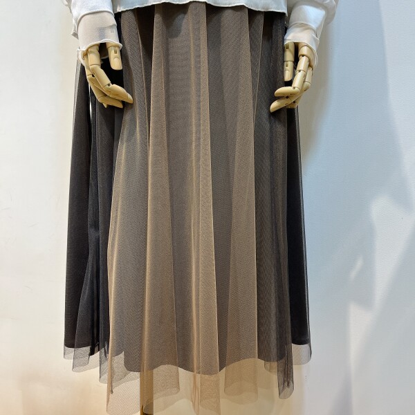 秋の揺れるチュールスカート