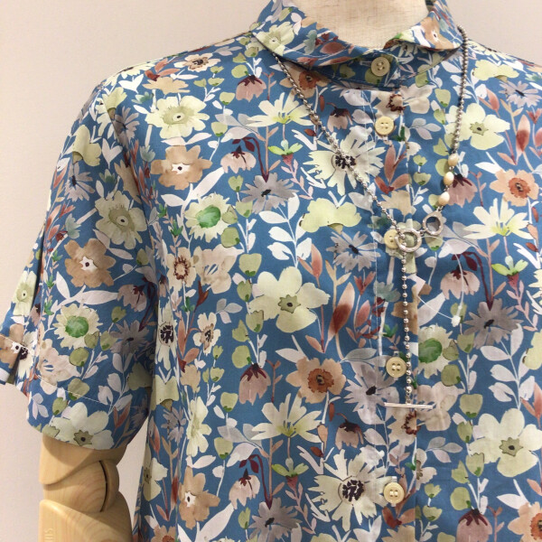 花を散りばめた丸えりブラウス