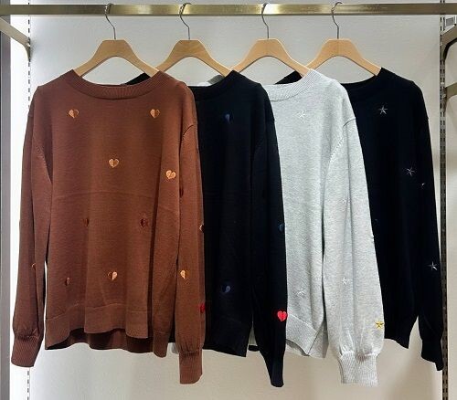 ピーチスエードタックスカート×モチーフ刺繍クルーニット