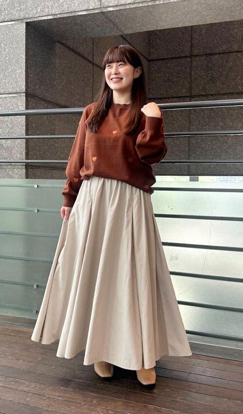 ピーチスエードタックスカート×モチーフ刺繍クルーニット