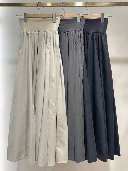 ピーチスエードタックスカート×モチーフ刺繍クルーニット