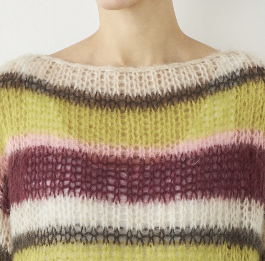 目を惹くマルチボーダーニットが登場♪♪