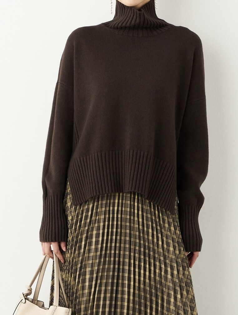 華やかピンクとこなれブラウンのニット