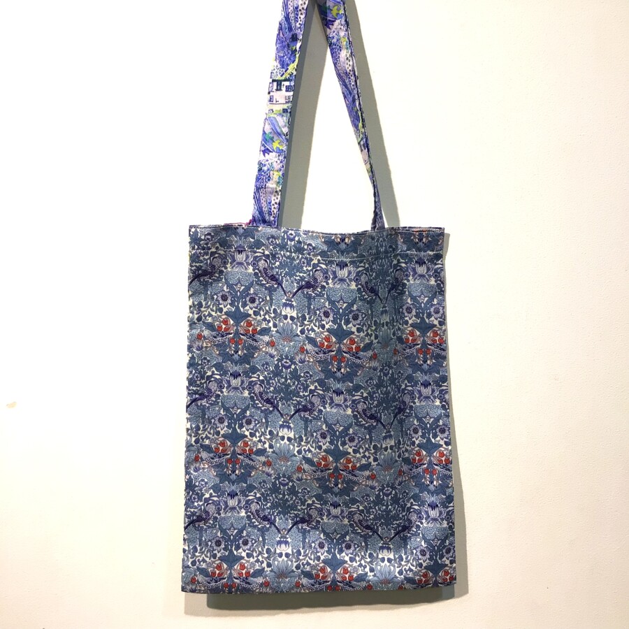 リバティ　ブラウスお買上げでトートバッグプレゼント🎁